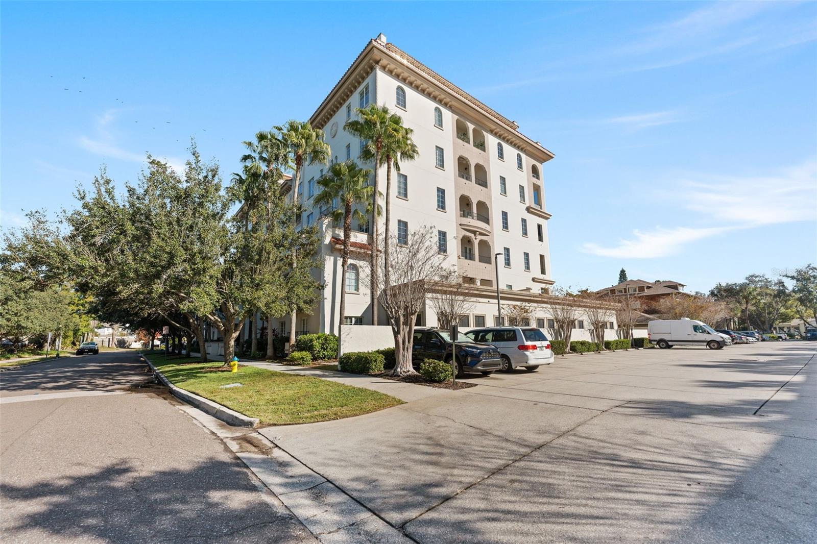 Listing photo id 38 for 610 Rome Avenue 203