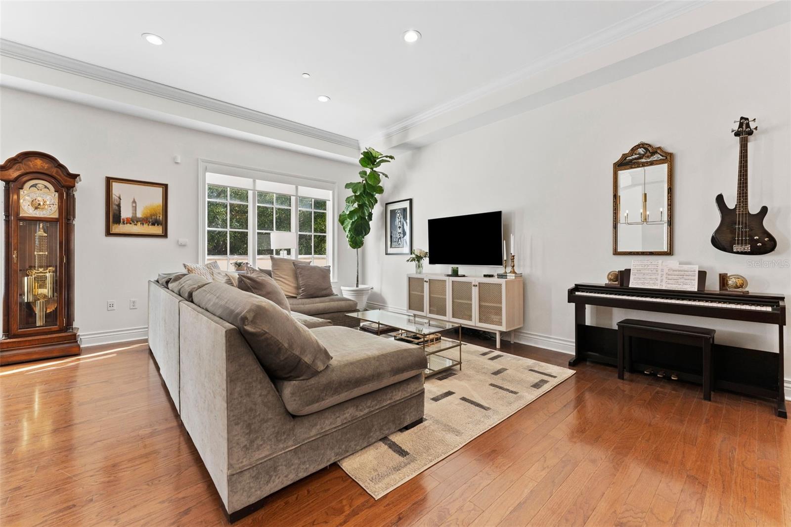 Listing photo id 3 for 610 Rome Avenue 203