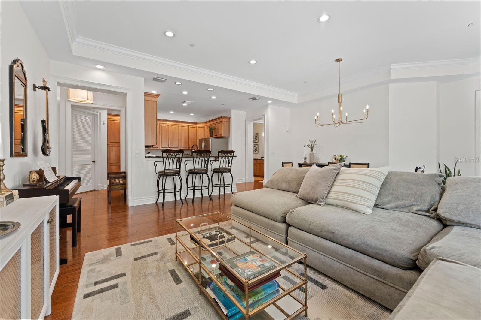 Listing photo id 4 for 610 Rome Avenue 203