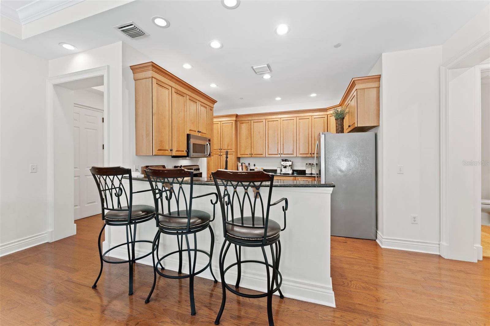 Listing photo id 5 for 610 Rome Avenue 203