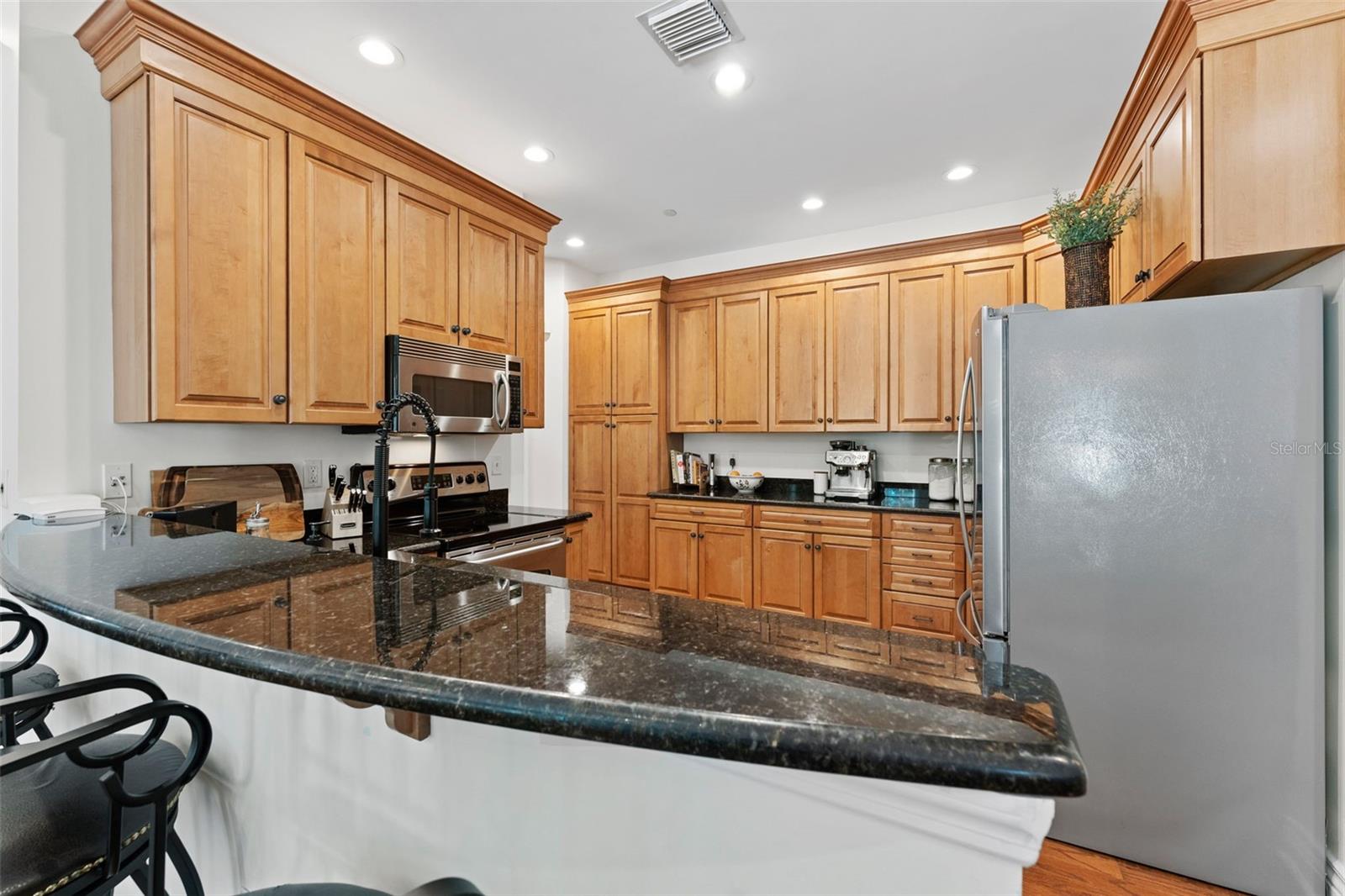 Listing photo id 6 for 610 Rome Avenue 203