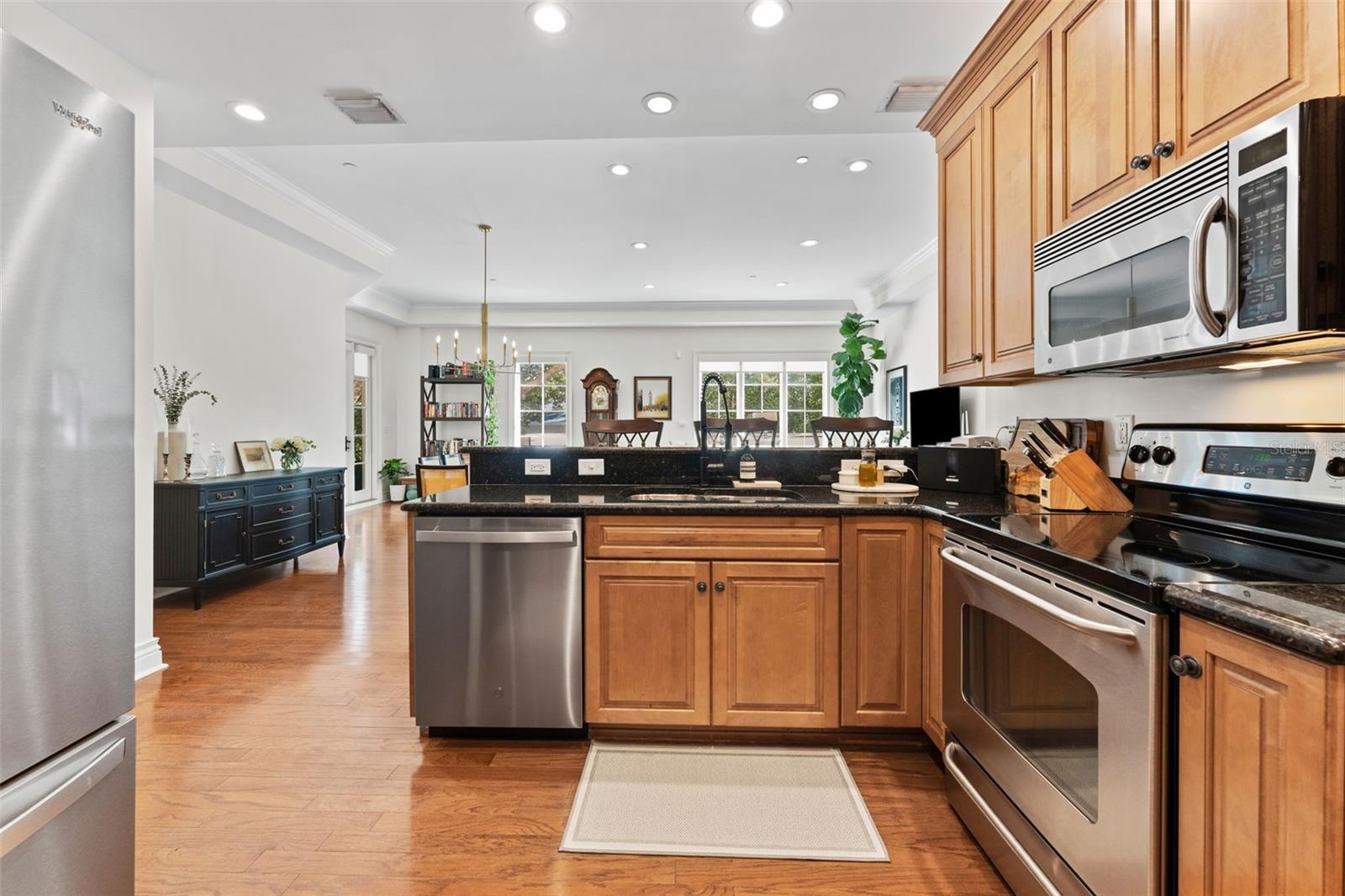 Listing photo id 7 for 610 Rome Avenue 203