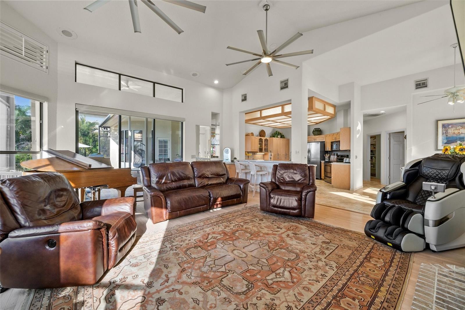 Listing photo id 13 for 5287 61st Avenue S