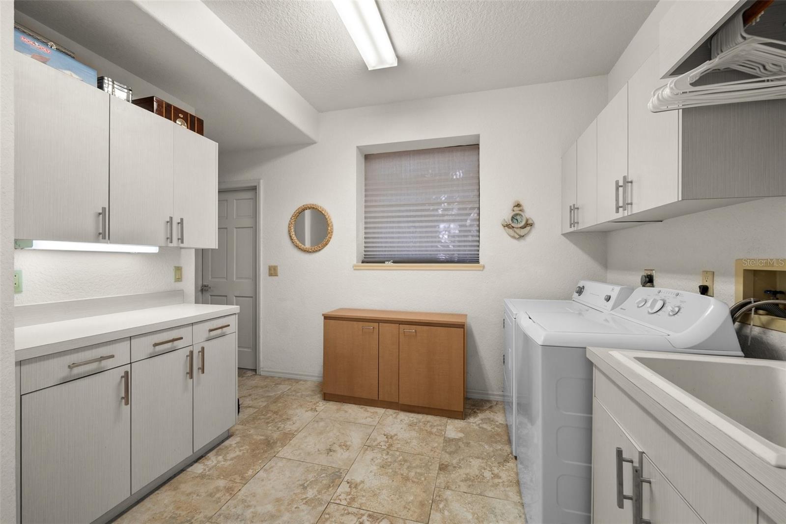 Listing photo id 23 for 5287 61st Avenue S