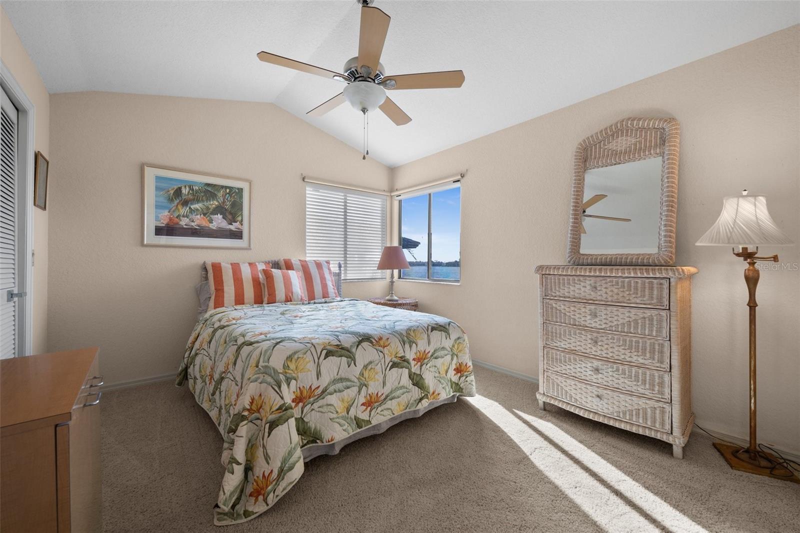 Listing photo id 36 for 5287 61st Avenue S