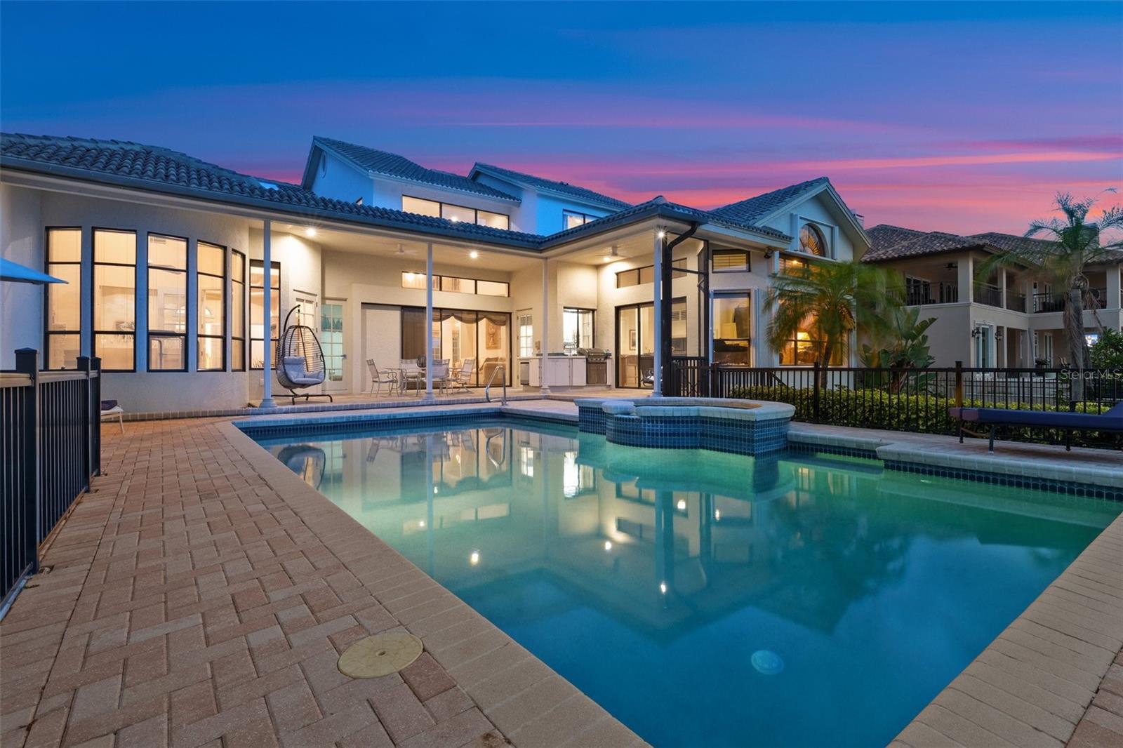 Listing photo id 2 for 5287 61st Avenue S