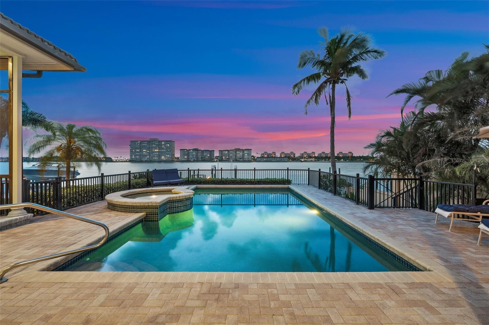 Listing photo id 3 for 5287 61st Avenue S