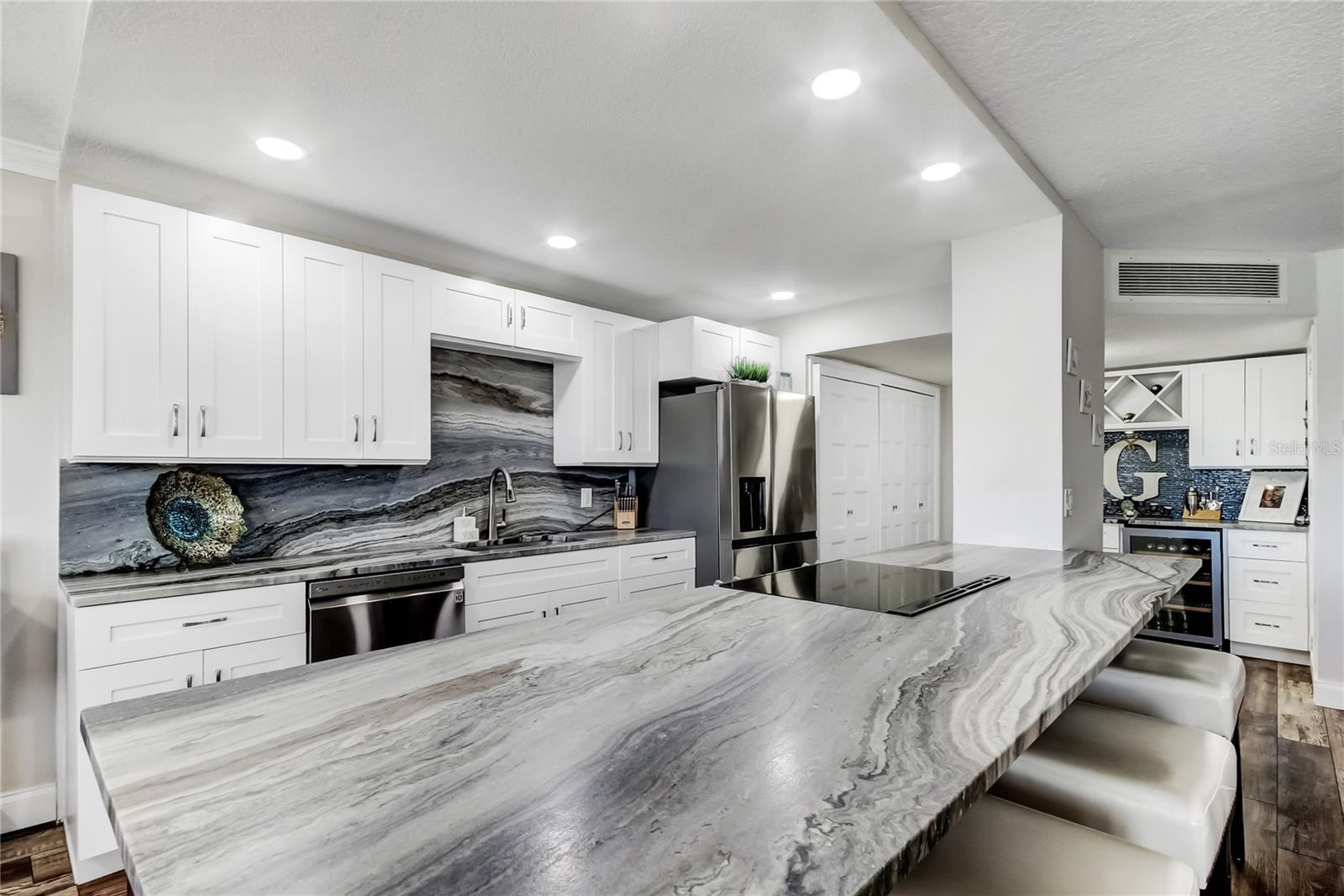 Image 12 of 61 For 644 Island Way 101