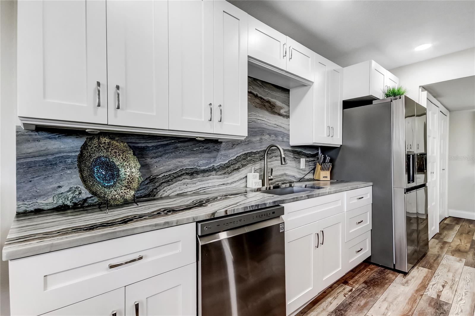 Image 16 of 61 For 644 Island Way 101