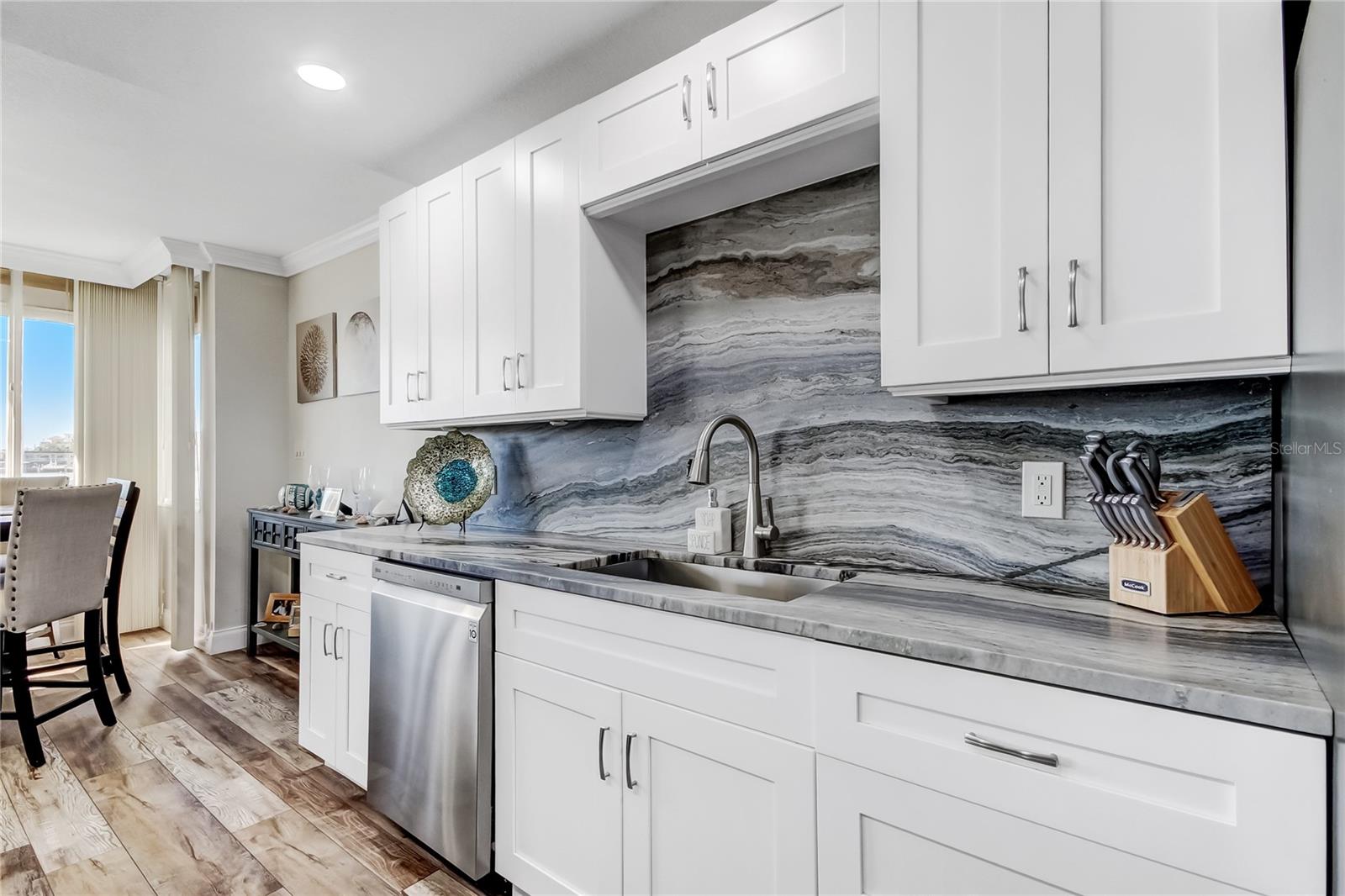 Image 17 of 61 For 644 Island Way 101