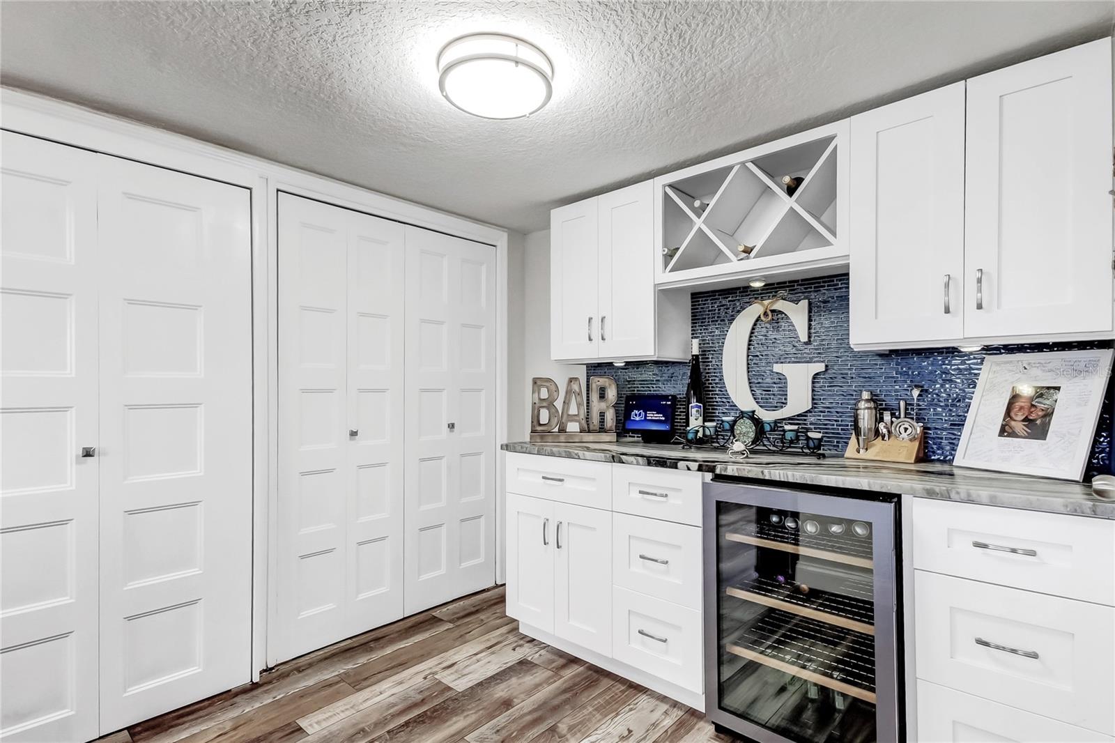 Image 20 of 61 For 644 Island Way 101