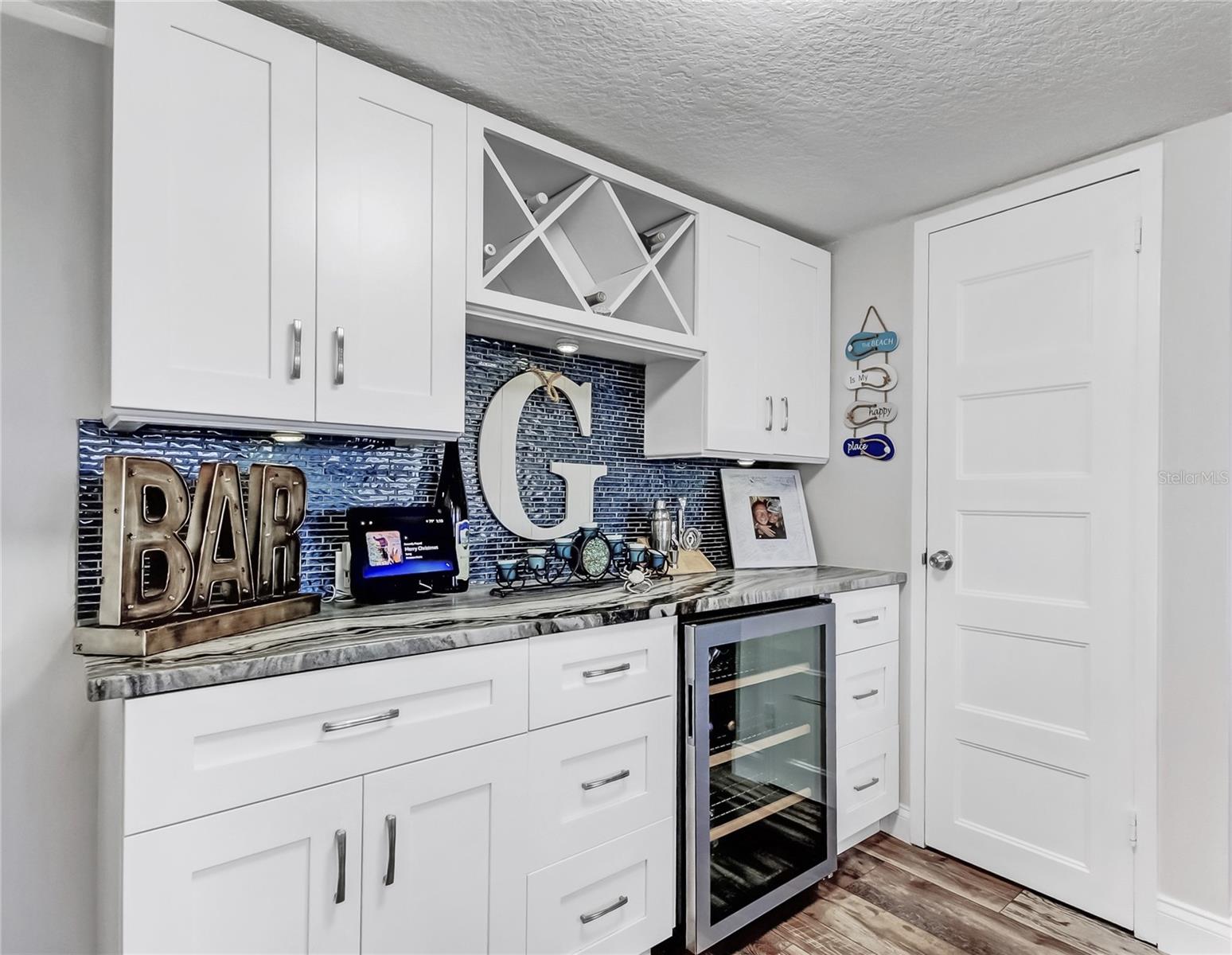 Image 21 of 61 For 644 Island Way 101