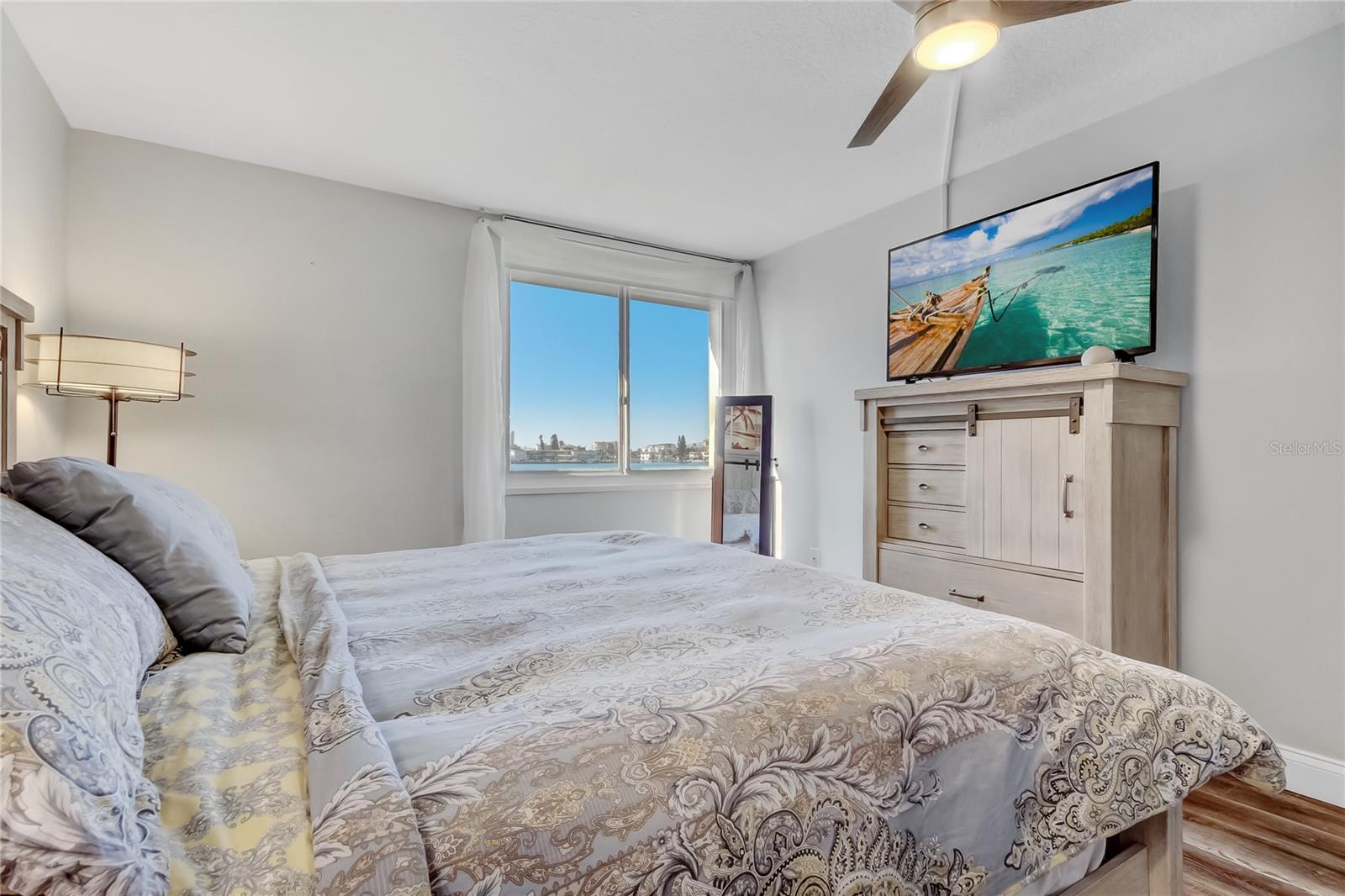 Image 37 of 61 For 644 Island Way 101