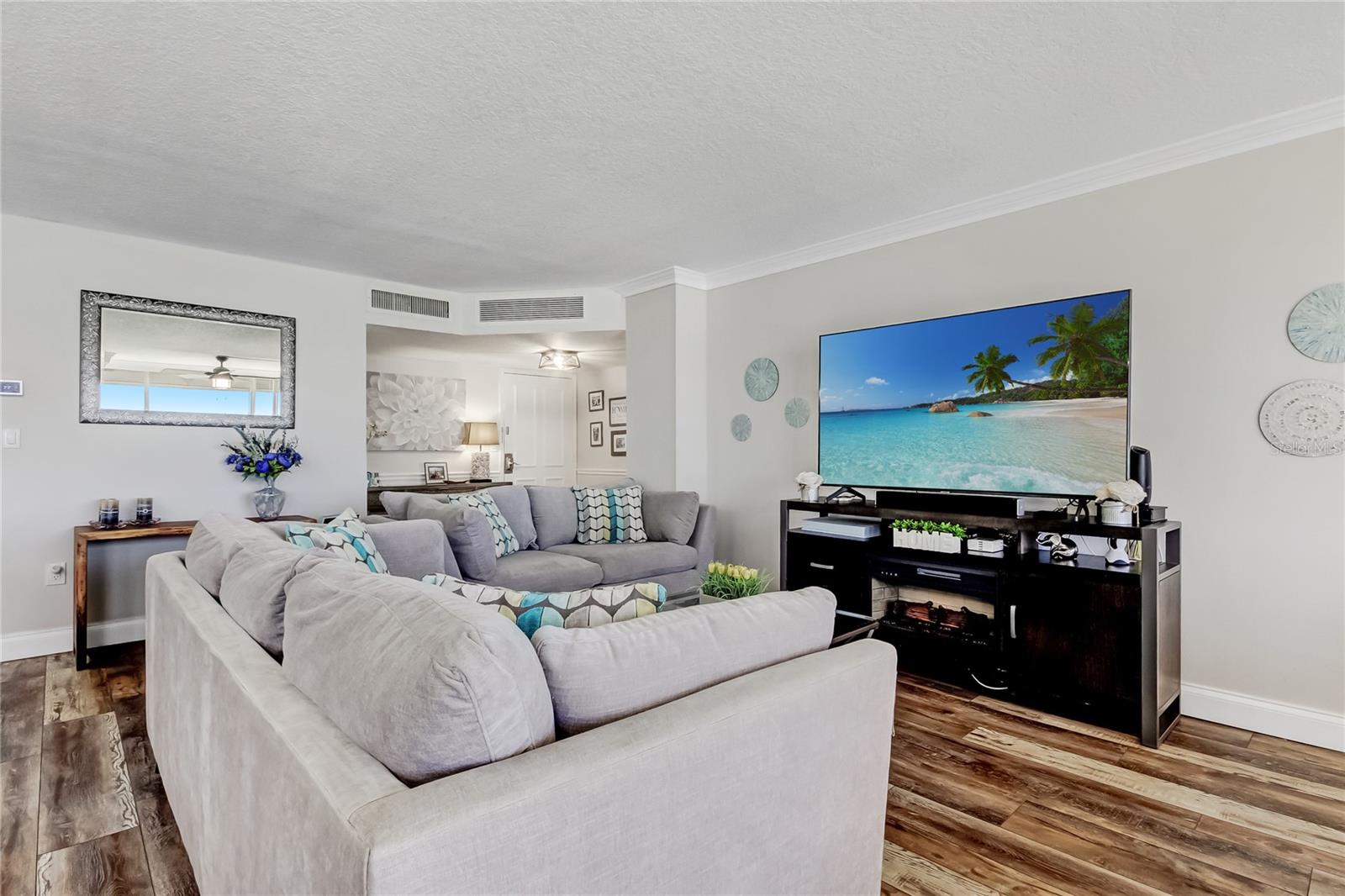 Image 7 of 61 For 644 Island Way 101