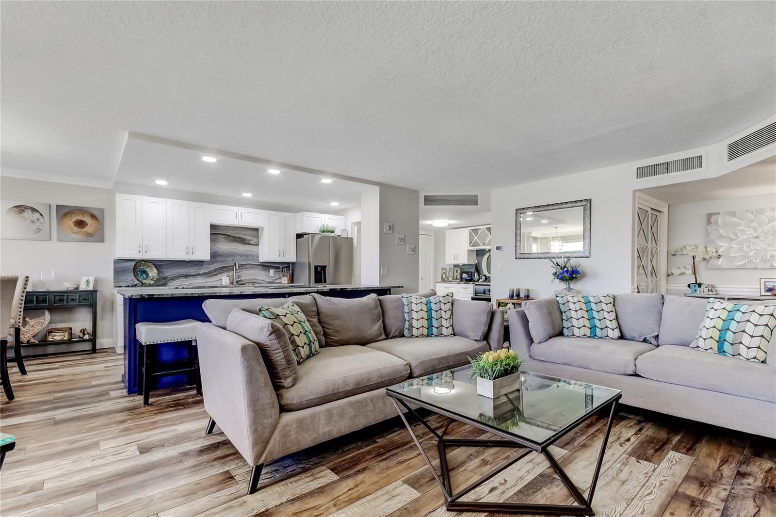 Image 9 of 61 For 644 Island Way 101