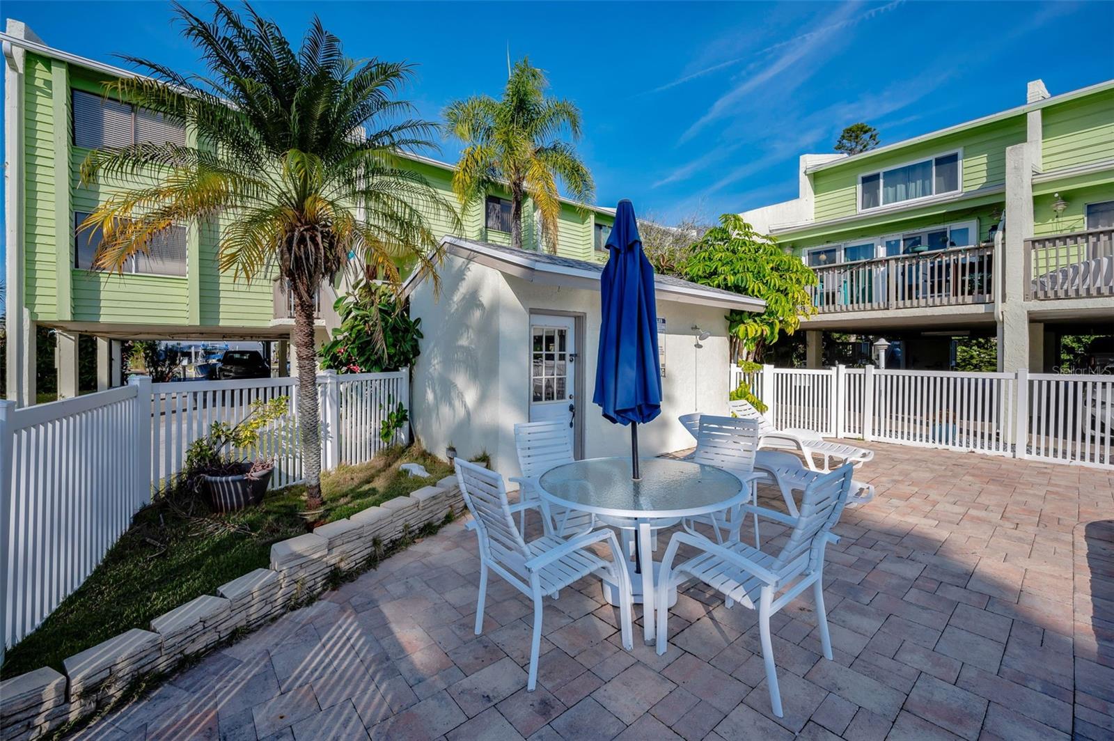 Listing photo id 10 for 318 Windrush Boulevard 10