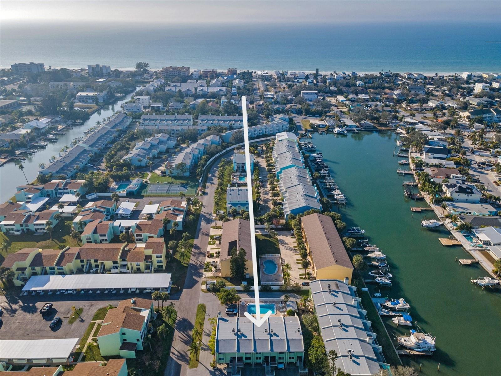 Listing photo id 12 for 318 Windrush Boulevard 10