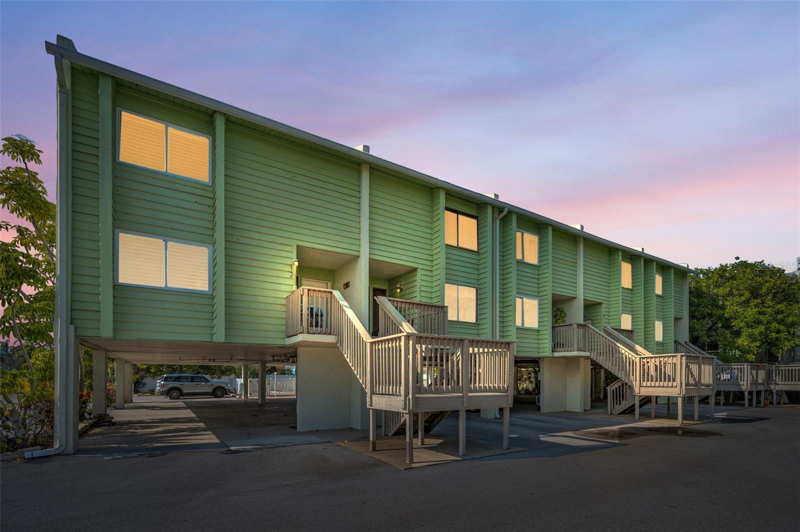 Listing photo id 15 for 318 Windrush Boulevard 10