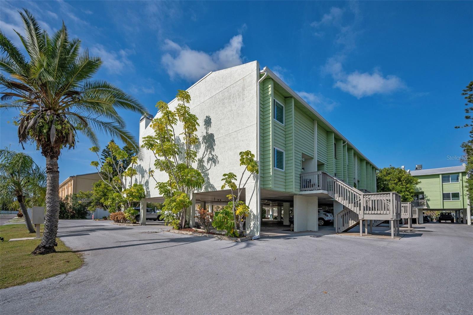 Listing photo id 17 for 318 Windrush Boulevard 10