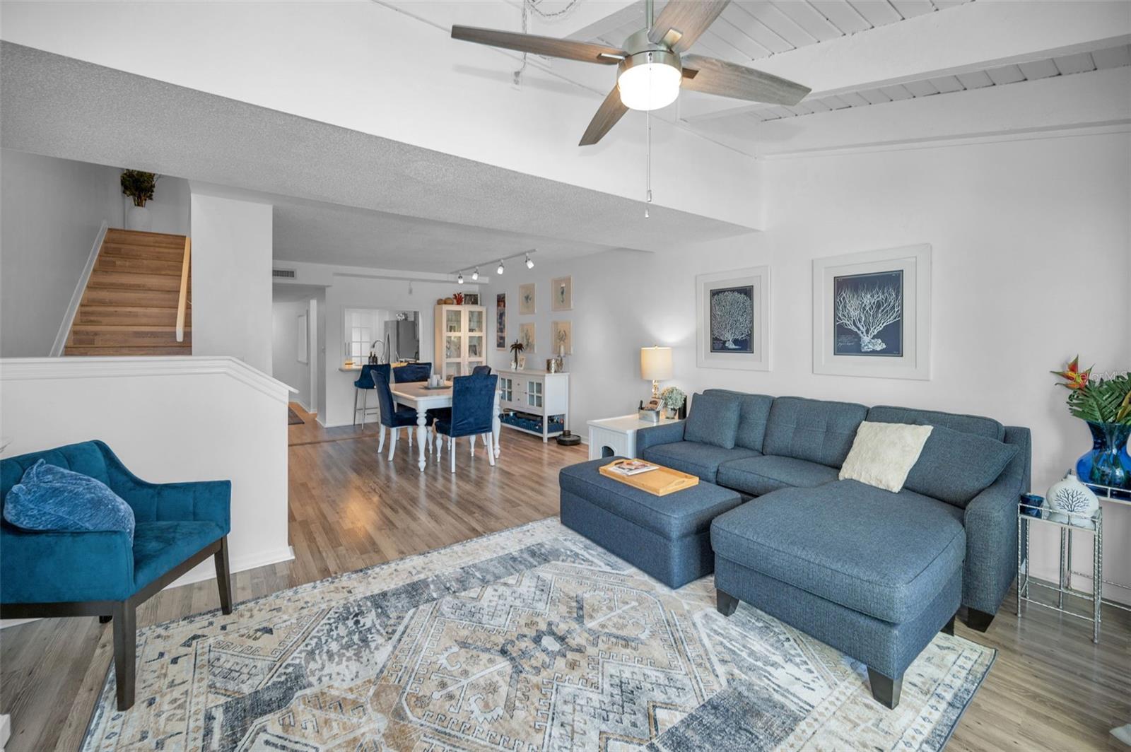 Listing photo id 25 for 318 Windrush Boulevard 10