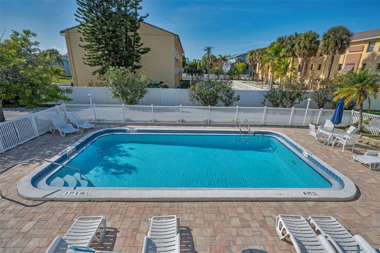 Listing photo id 31 for 318 Windrush Boulevard 10