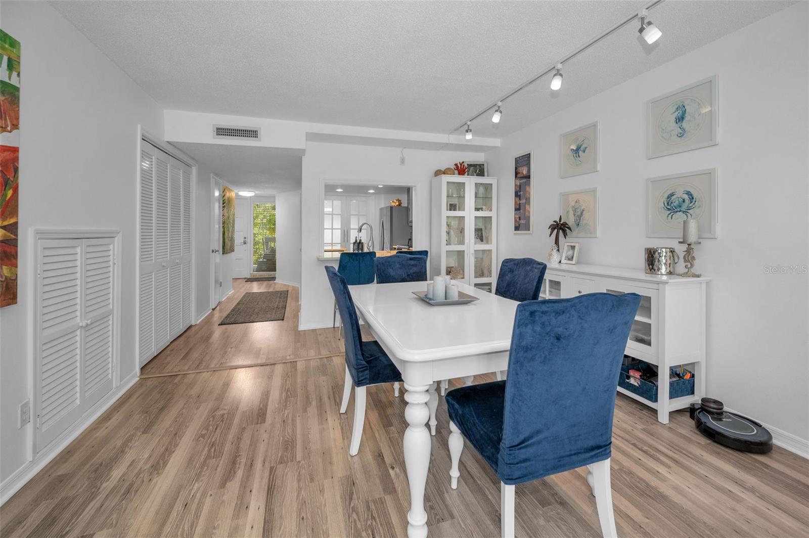 Listing photo id 35 for 318 Windrush Boulevard 10