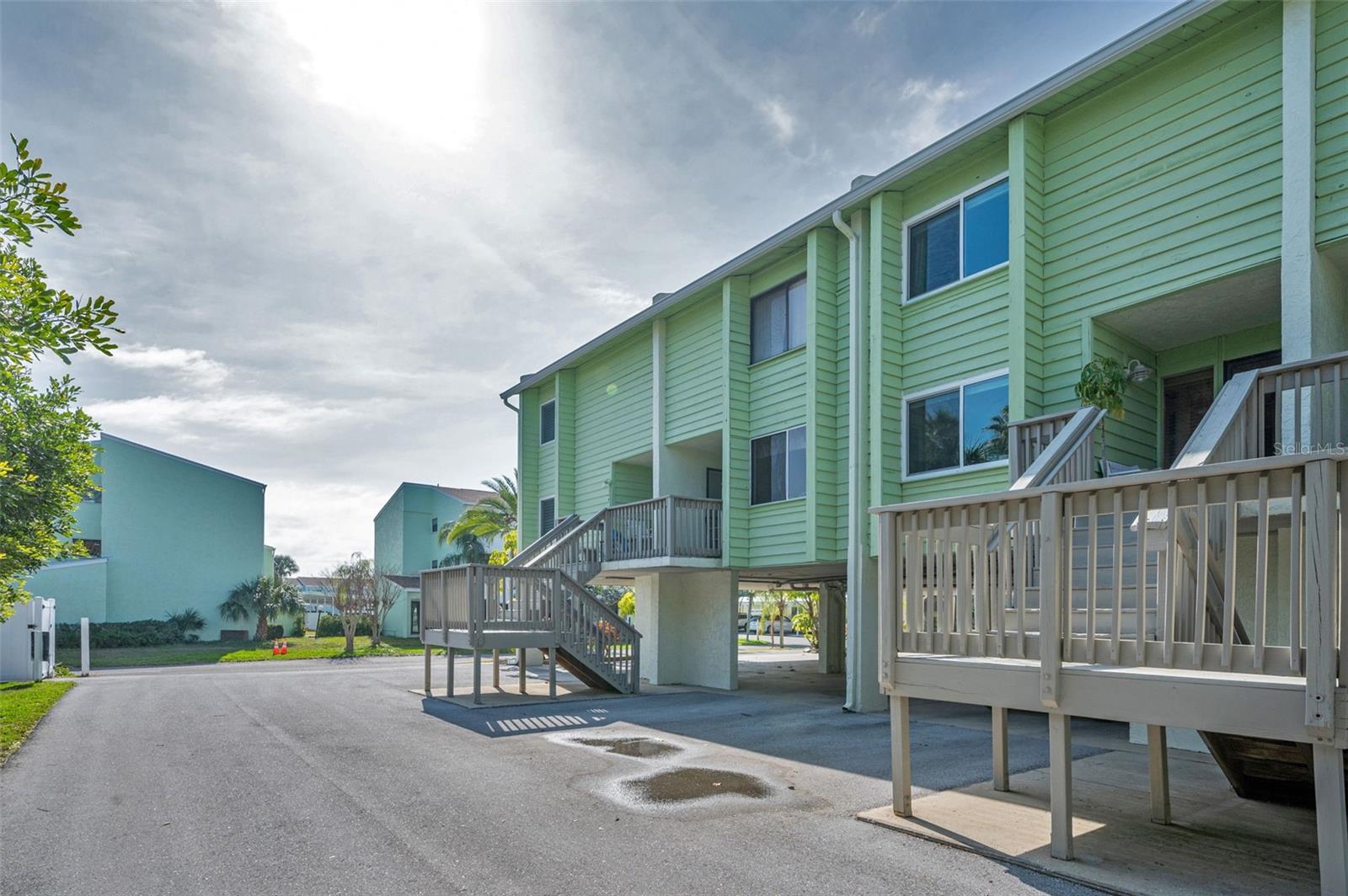 Listing photo id 2 for 318 Windrush Boulevard 10