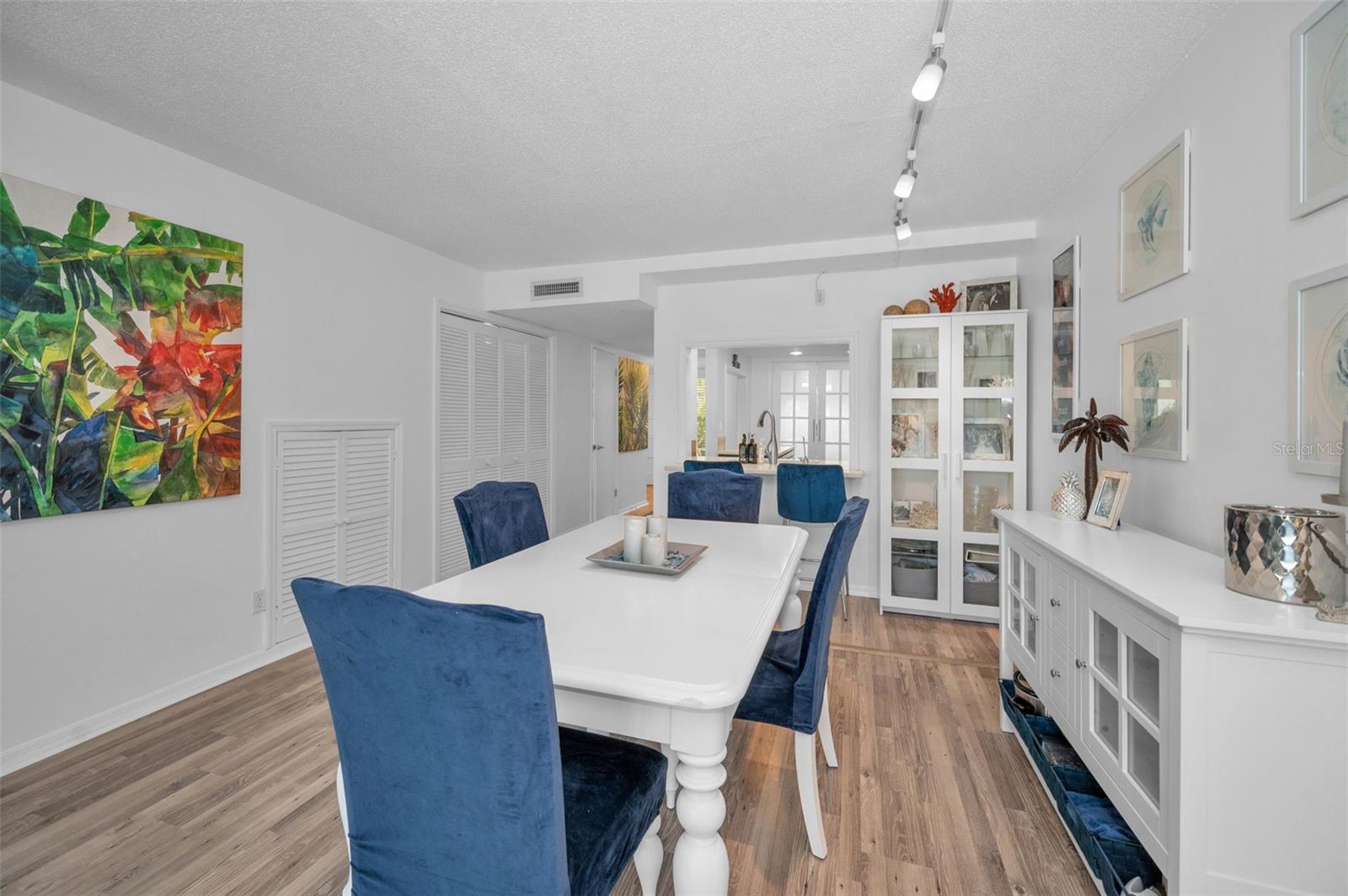 Listing photo id 38 for 318 Windrush Boulevard 10