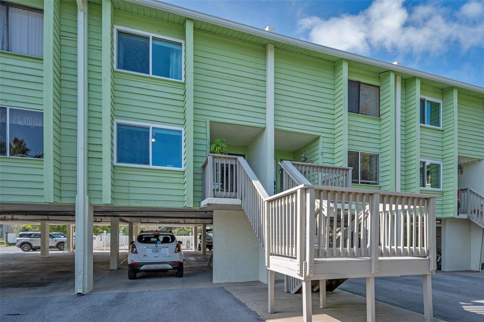 Listing photo id 4 for 318 Windrush Boulevard 10