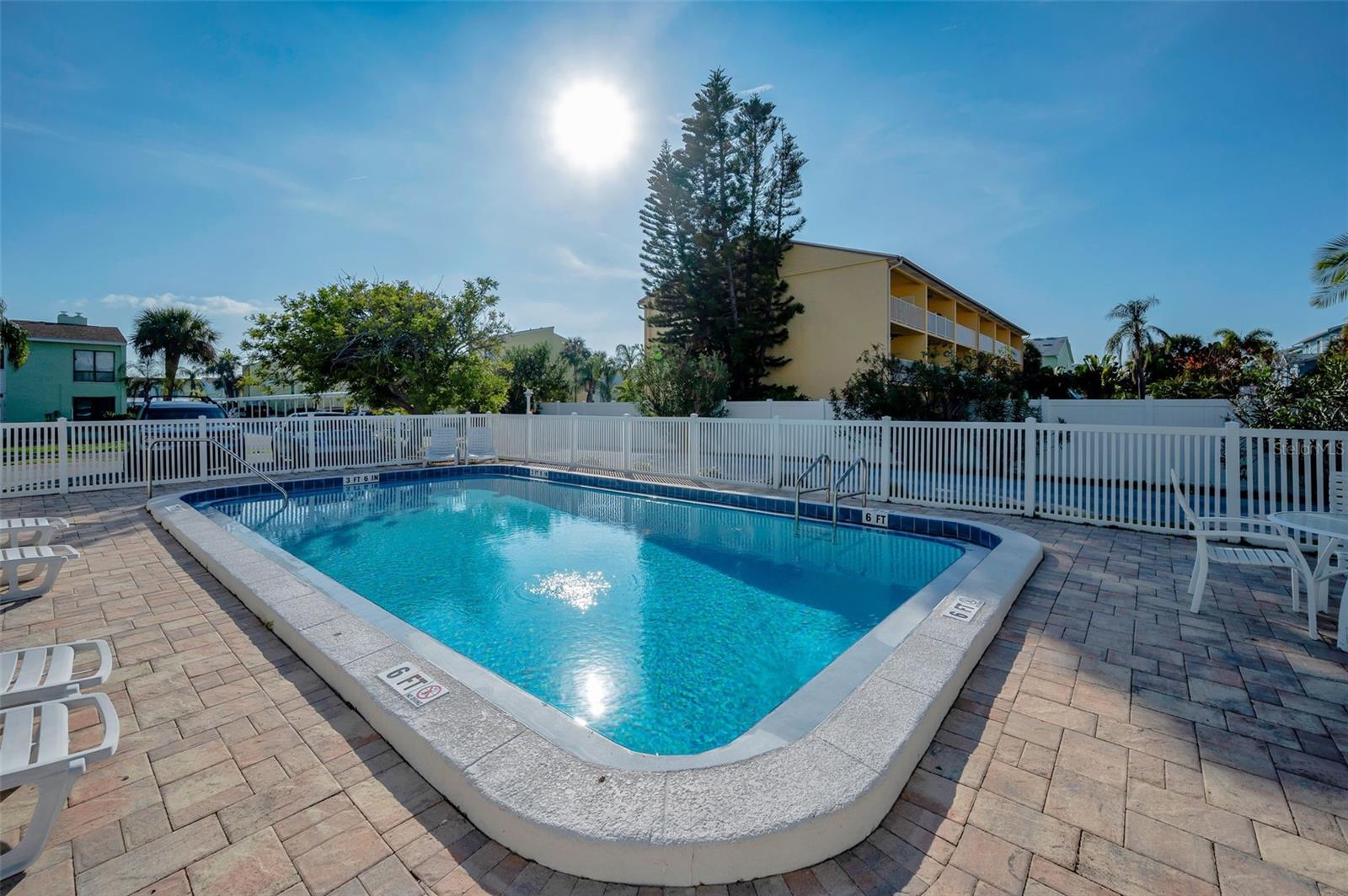 Listing photo id 5 for 318 Windrush Boulevard 10