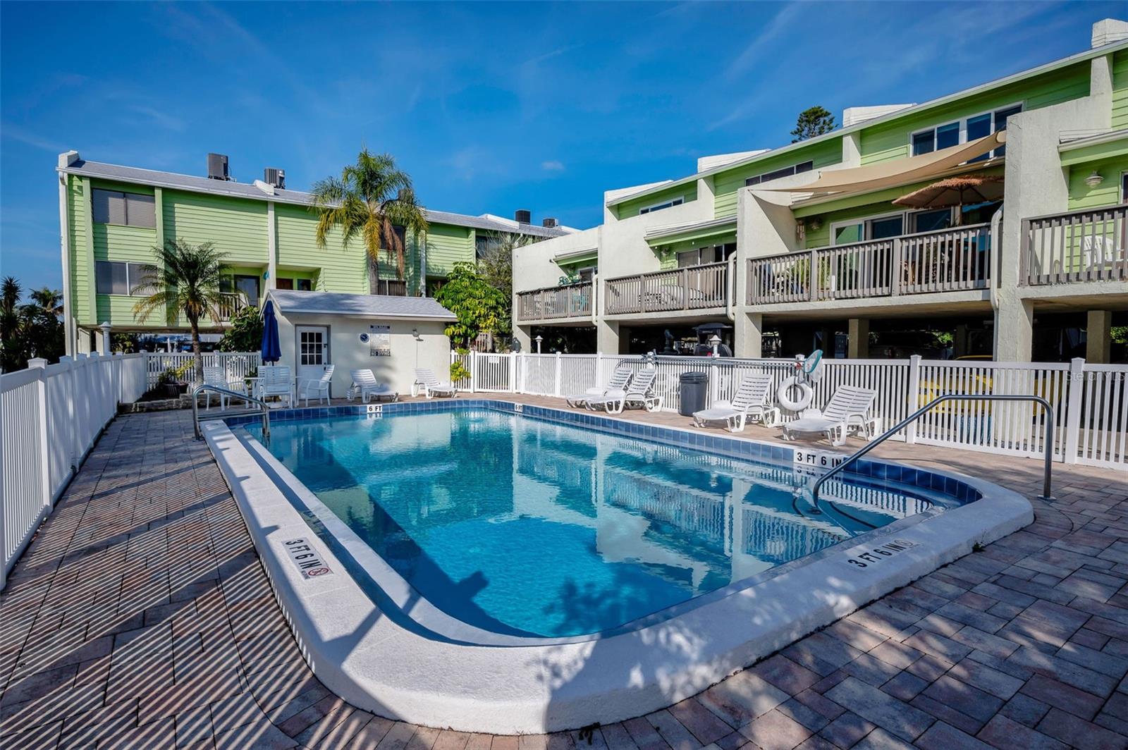 Listing photo id 80 for 318 Windrush Boulevard 10