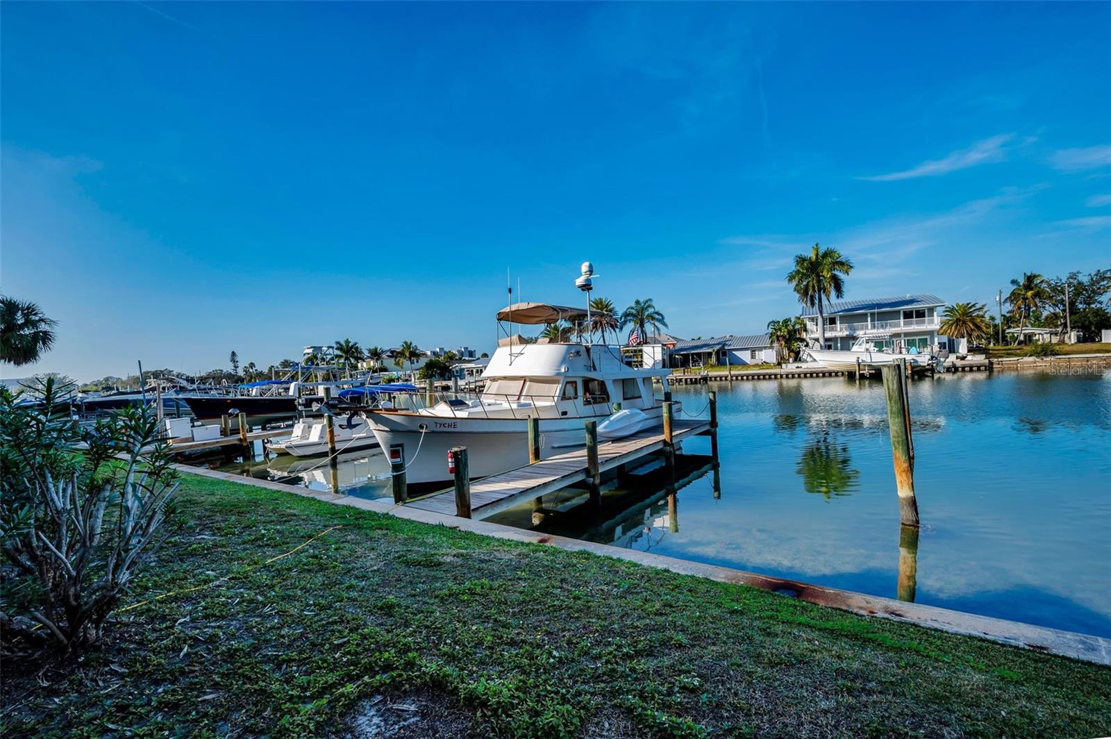 Listing photo id 85 for 318 Windrush Boulevard 10