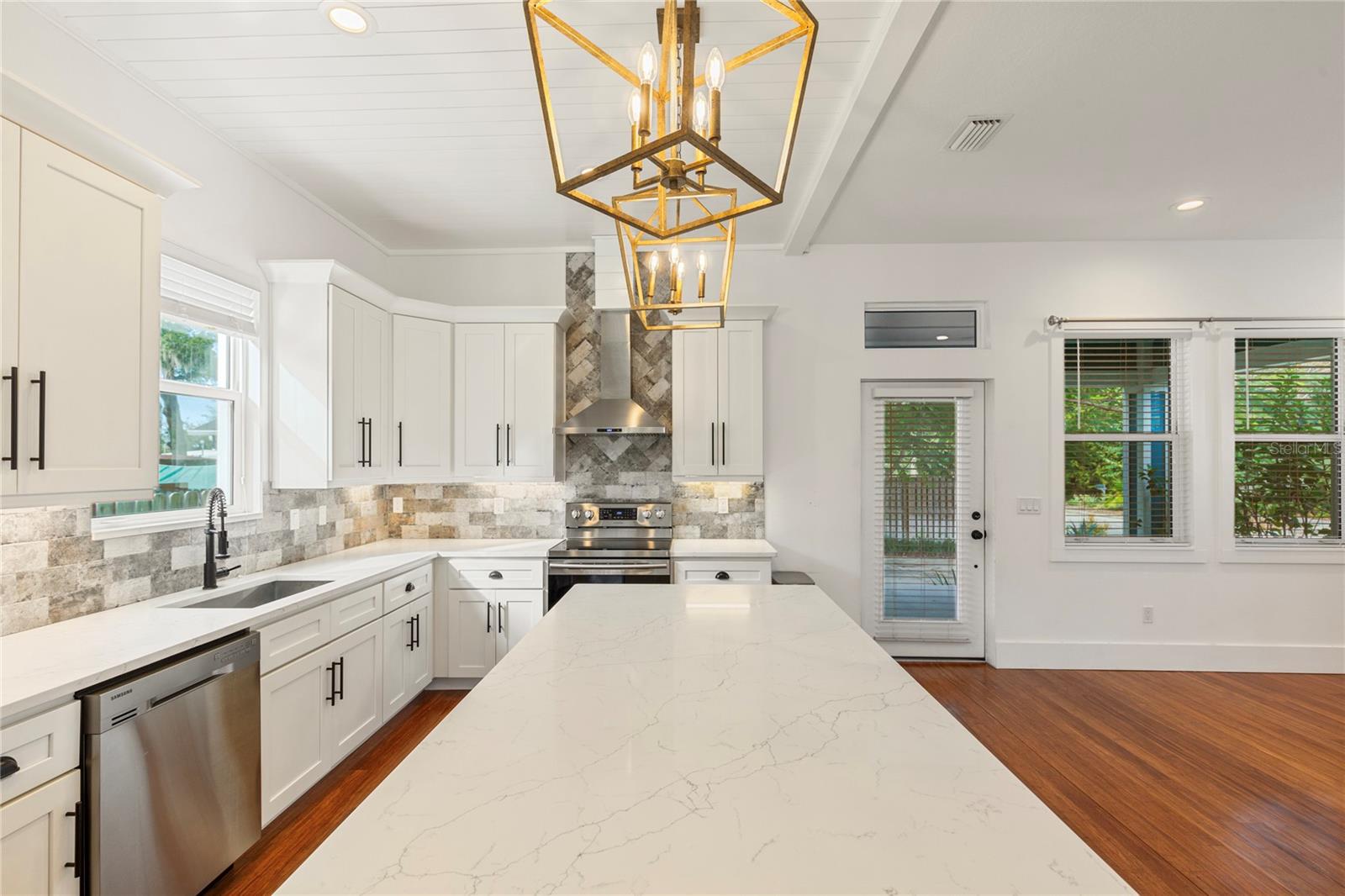 Image 6 of 49 For 214 Floribraska Avenue