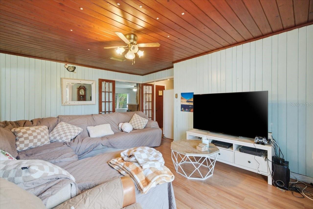 Image 18 of 86 For 17018 Crawley Road