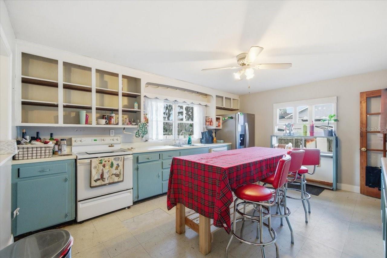 Image 19 of 86 For 17018 Crawley Road