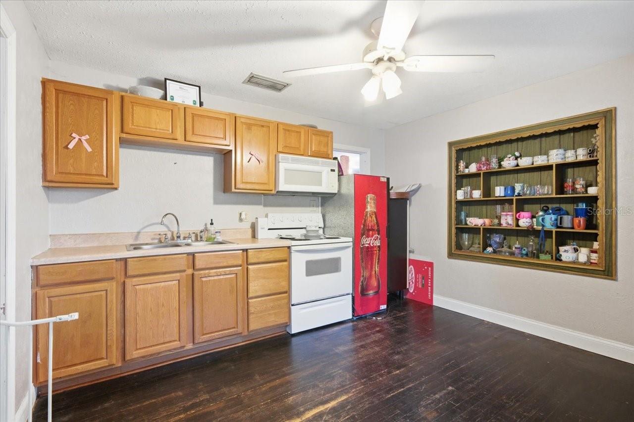 Image 24 of 86 For 17018 Crawley Road