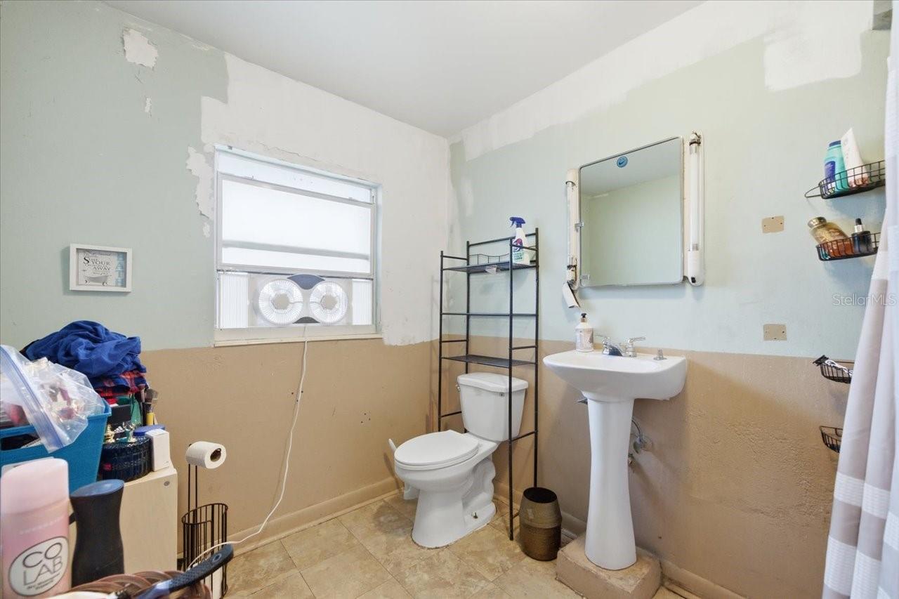 Image 39 of 86 For 17018 Crawley Road