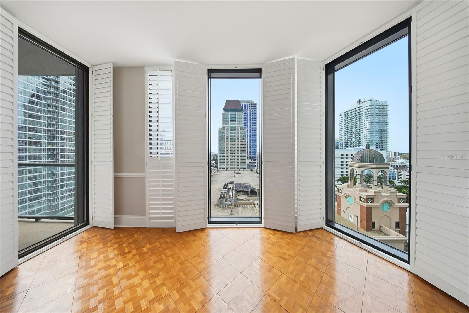 Image 10 of 55 For 1 Beach Drive Se 1610