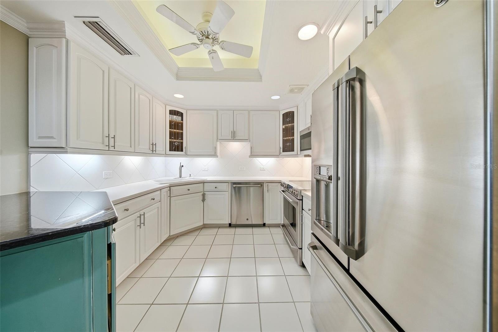 Image 12 of 55 For 1 Beach Drive Se 1610