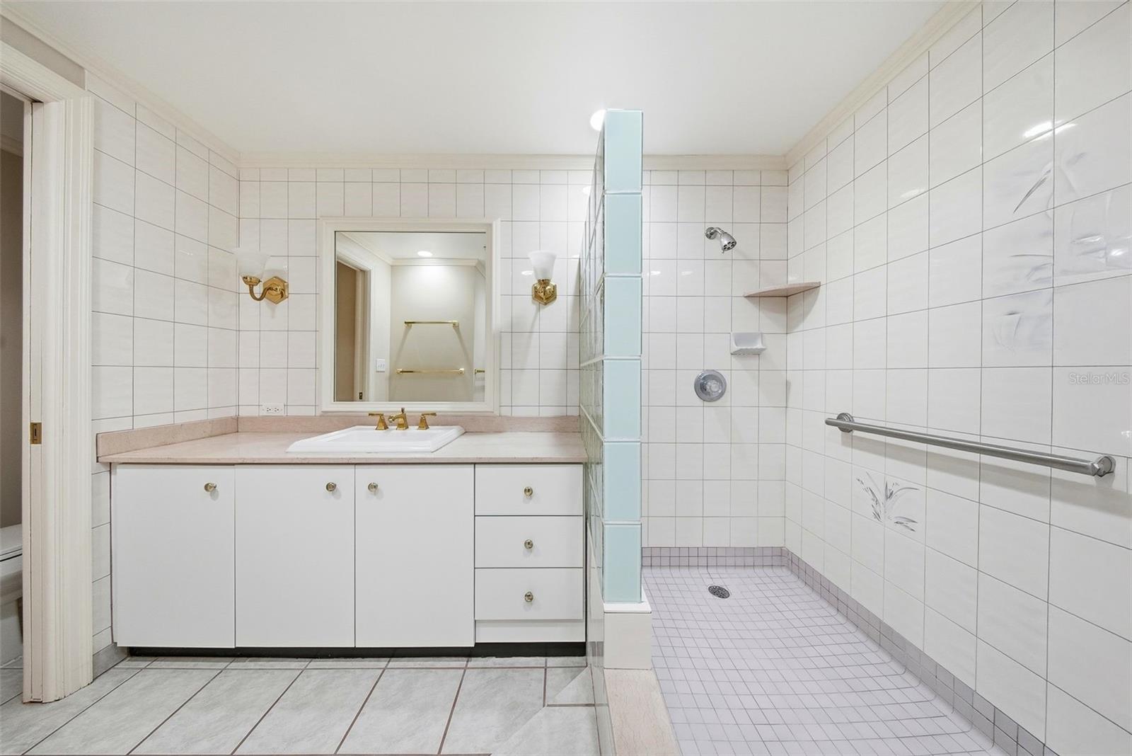 Image 28 of 55 For 1 Beach Drive Se 1610