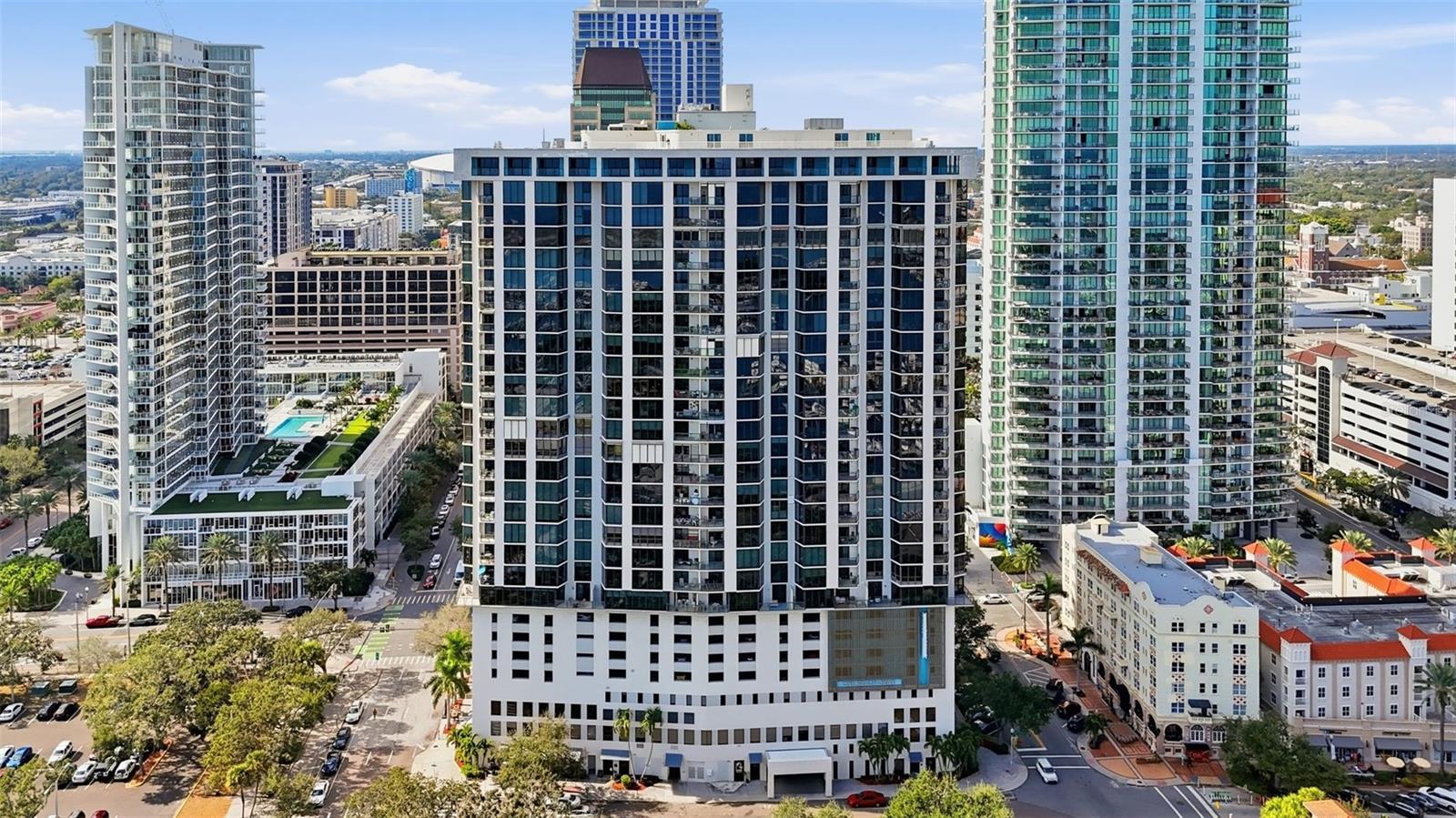 Image 4 of 55 For 1 Beach Drive Se 1610