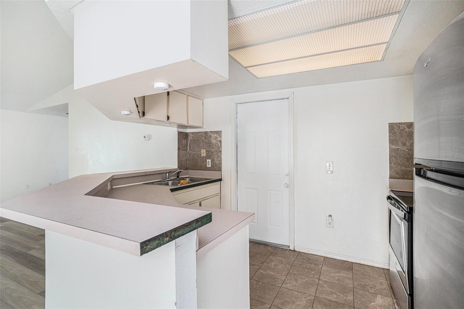 Listing photo id 8 for 8512 Lazy River Drive