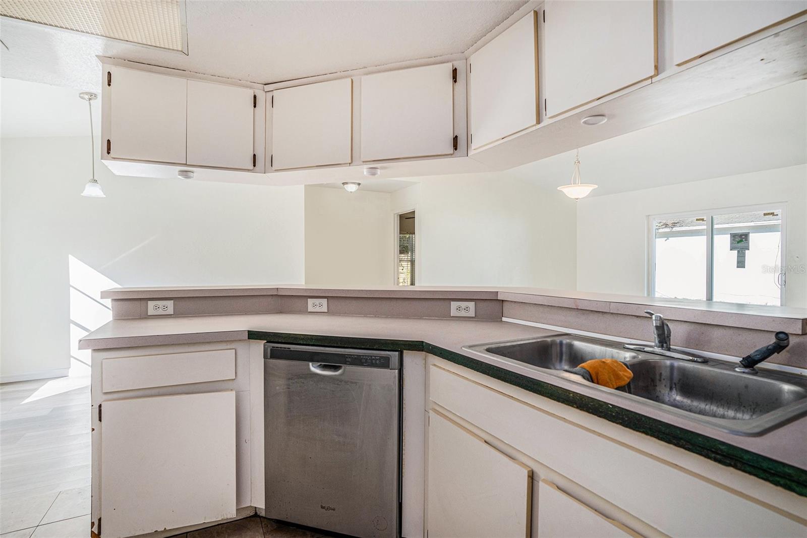 Listing photo id 9 for 8512 Lazy River Drive