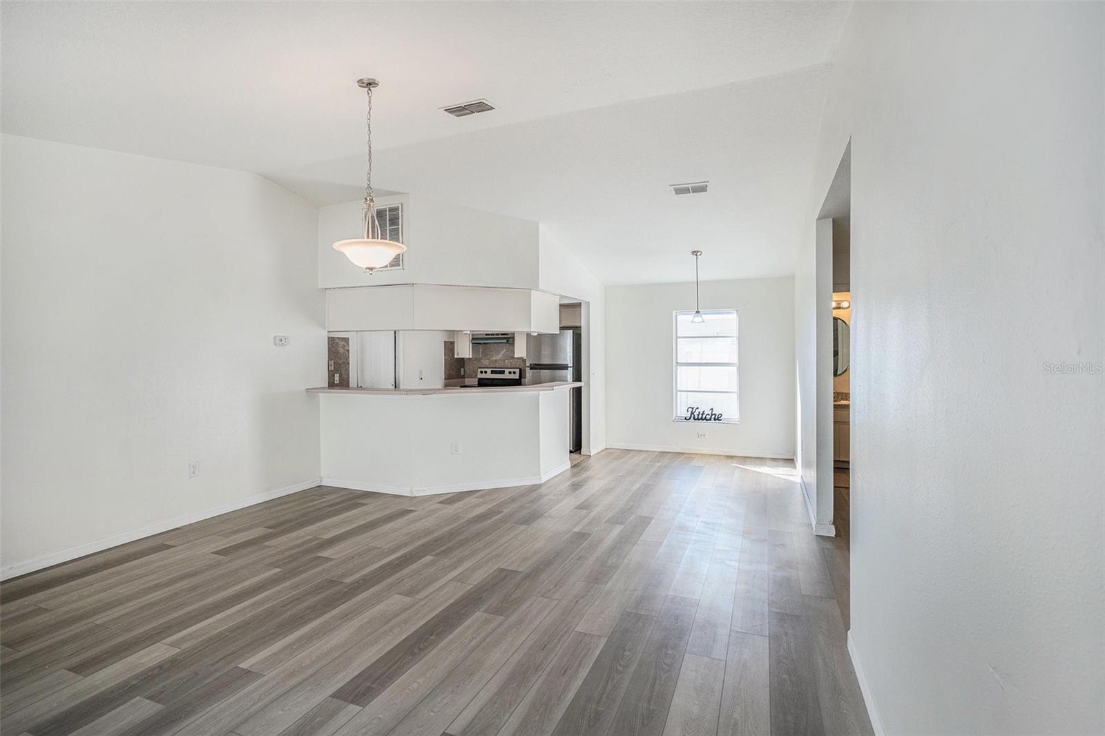 Listing photo id 3 for 8512 Lazy River Drive