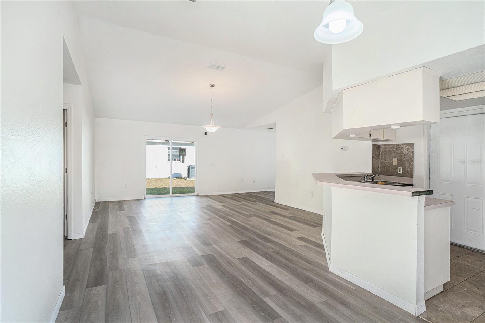 Listing photo id 5 for 8512 Lazy River Drive