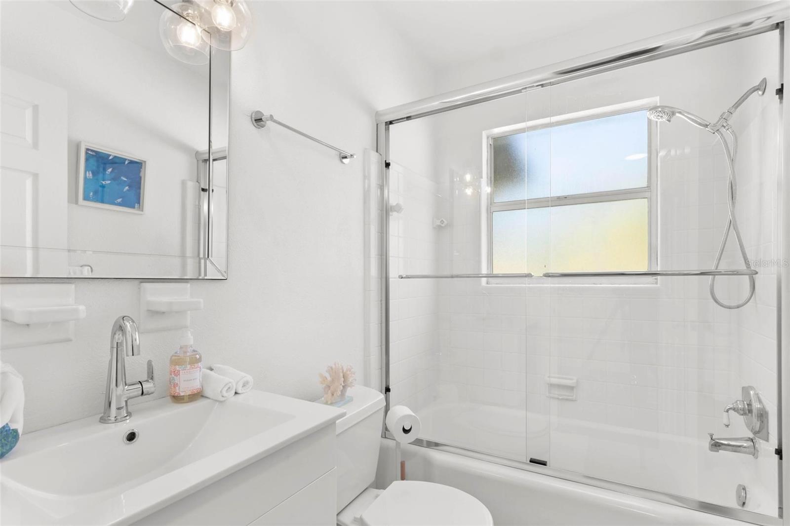 Image 10 of 39 For 747 39th Avenue Ne