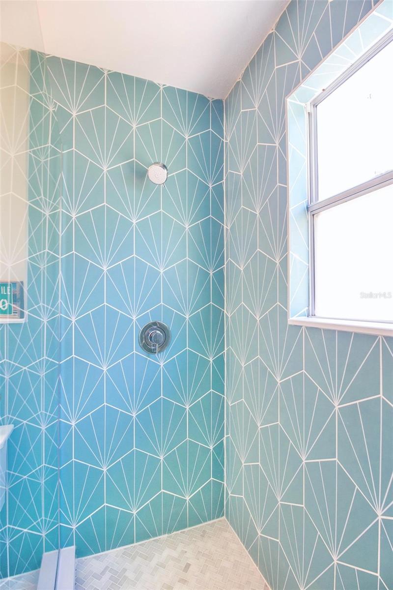 Image 21 of 39 For 747 39th Avenue Ne