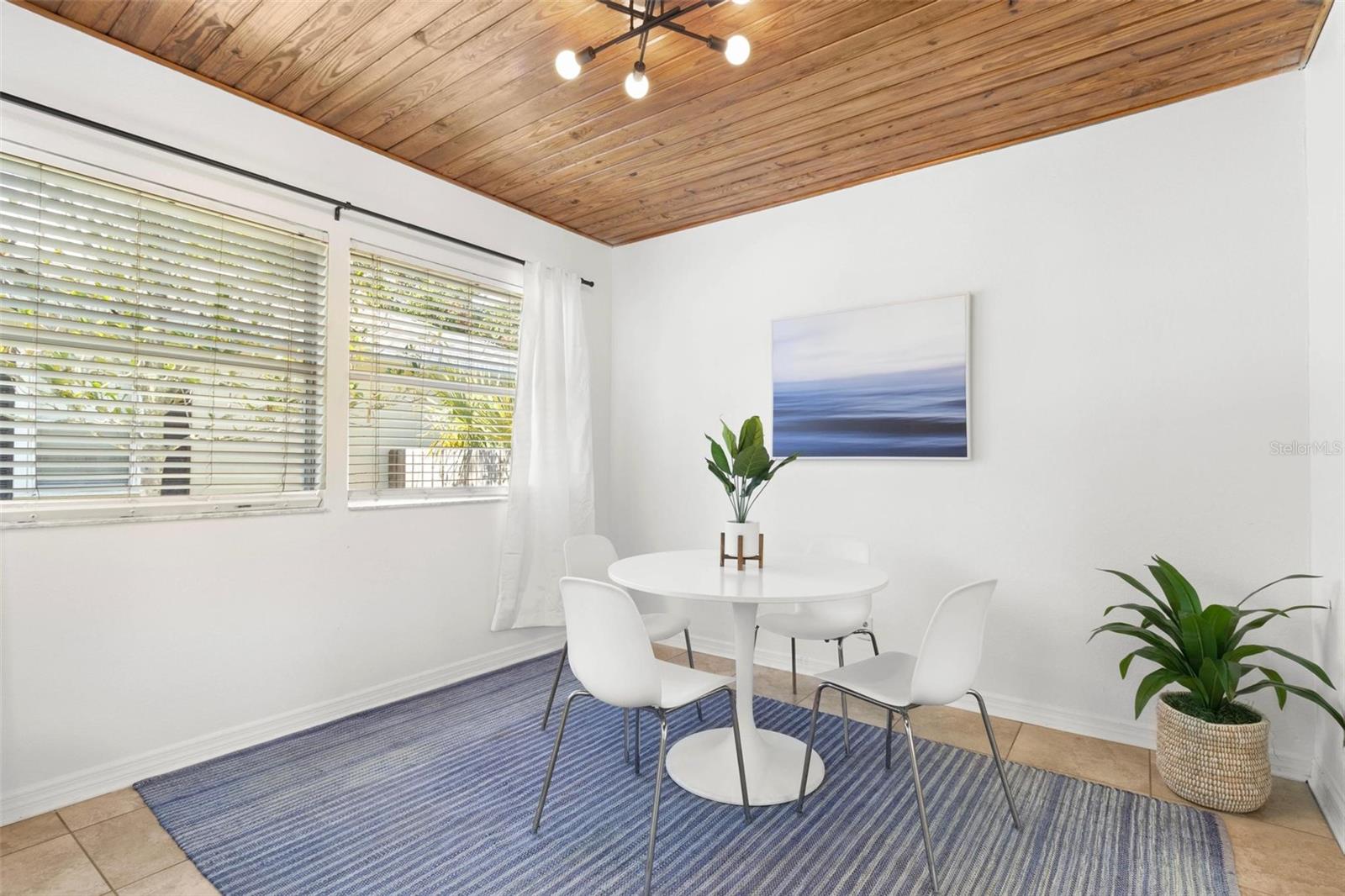 Image 4 of 39 For 747 39th Avenue Ne