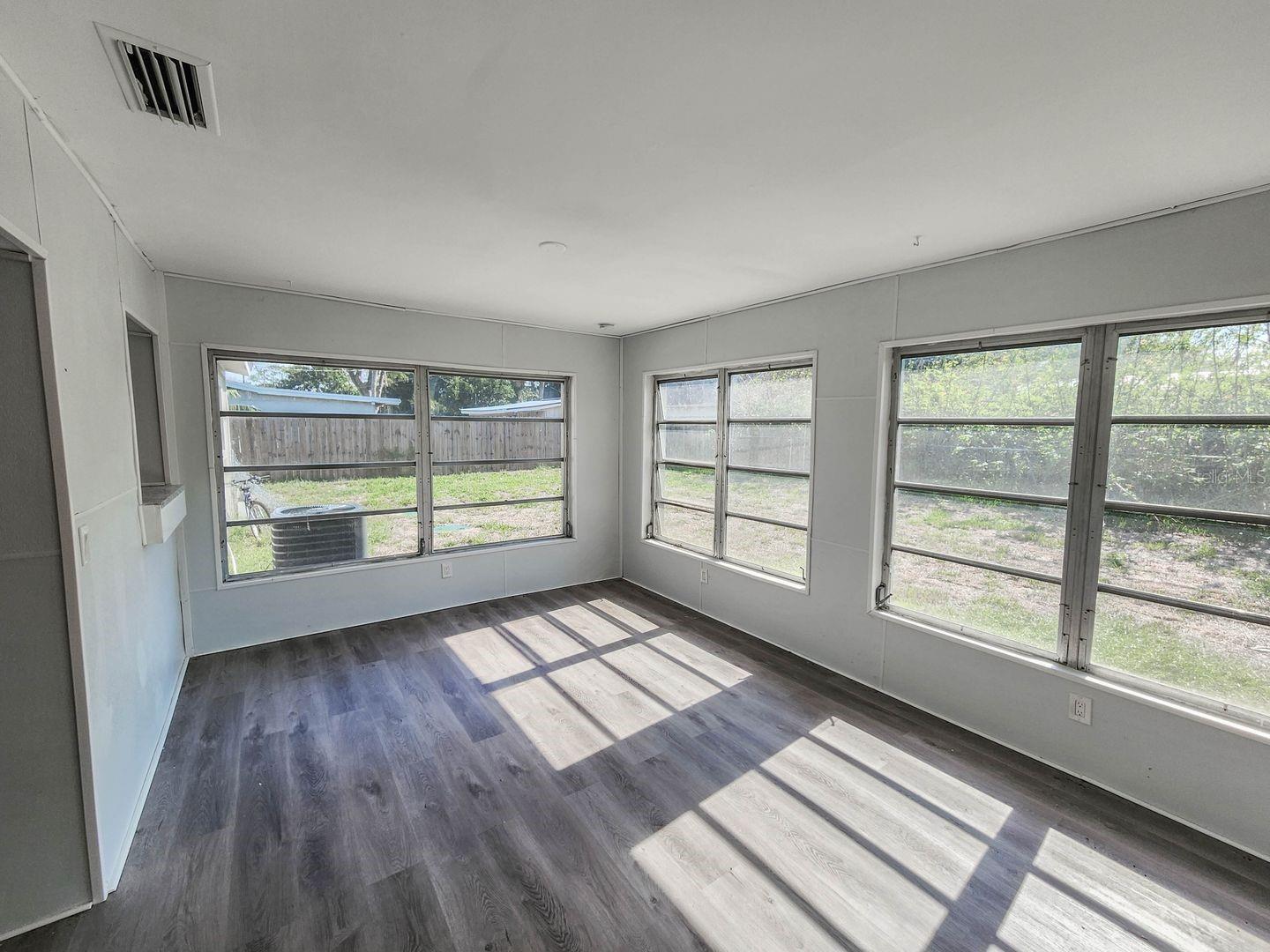 Image 12 of 28 For 995 Barclay Drive