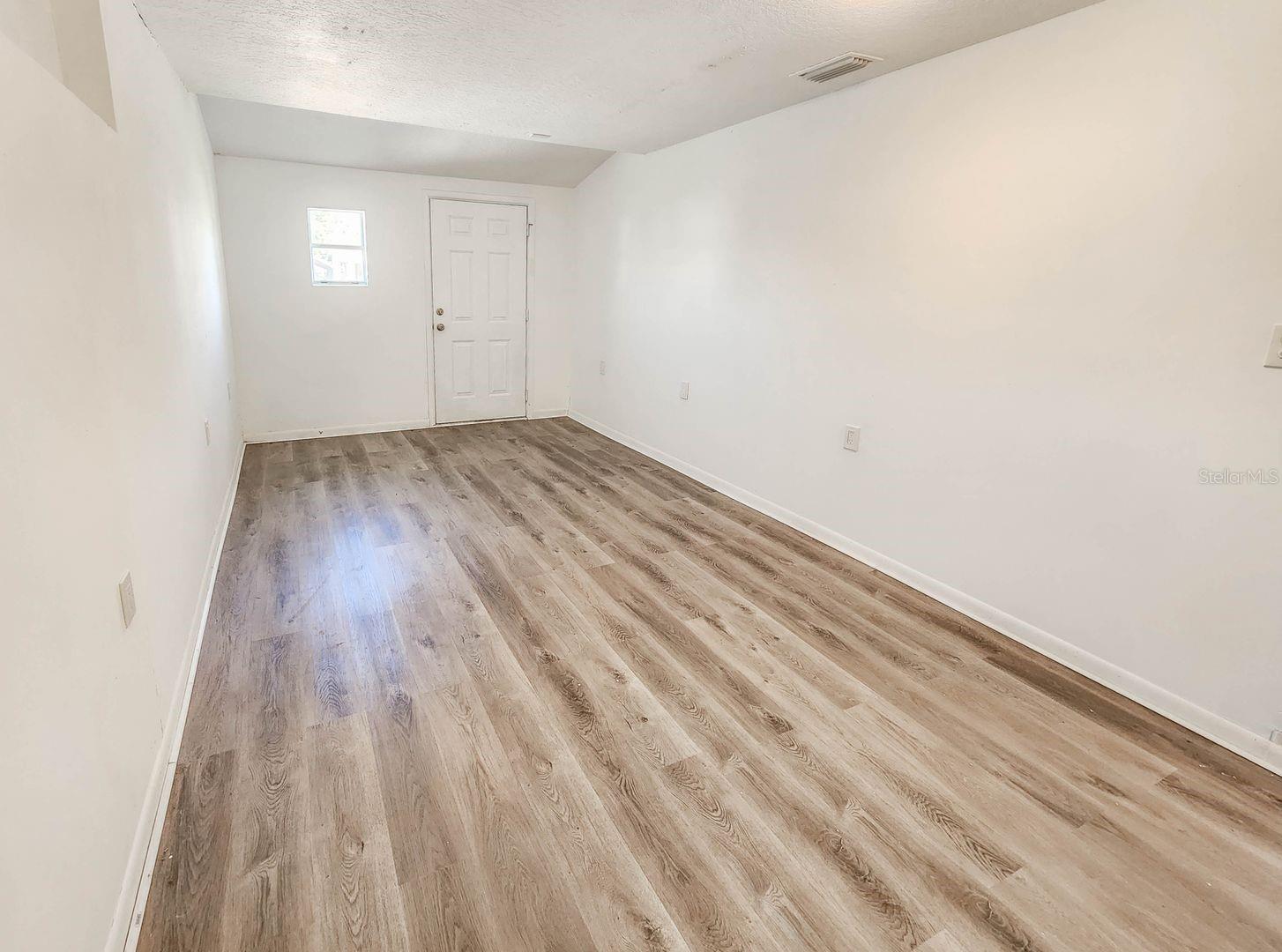 Image 14 of 28 For 995 Barclay Drive